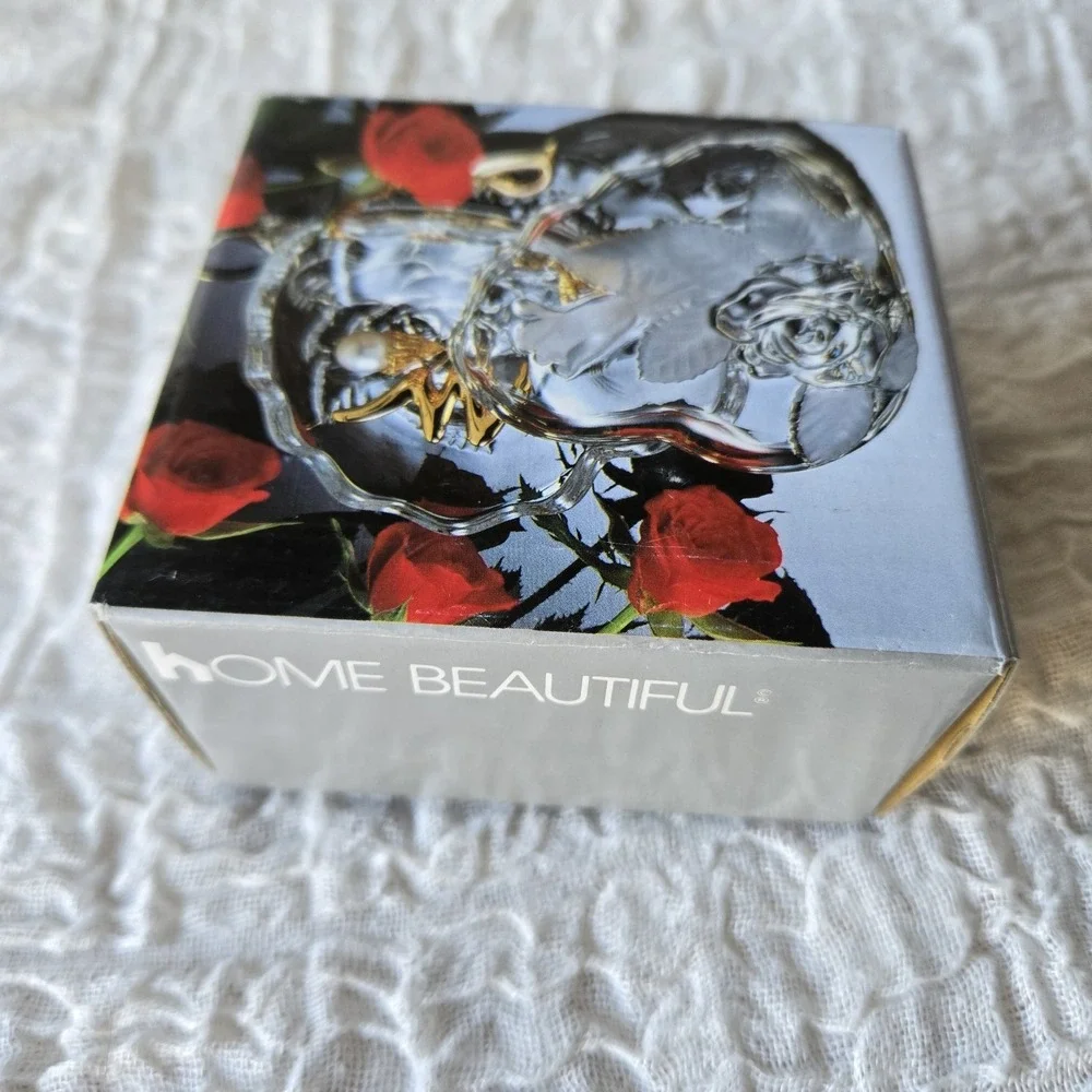 Vintage Heart shaped clear Glass Trinket Box Rose Flowers & Leaves Jewelry Catch